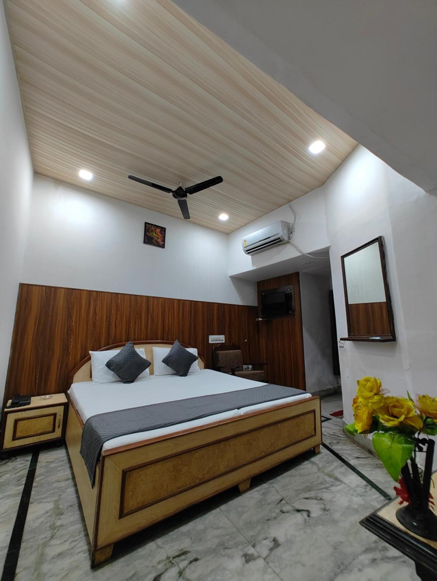 Hotel Swarajya Palace Агра Экстерьер фото